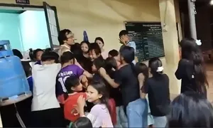 Học trò òa khóc khi thầy giáo về xuôi